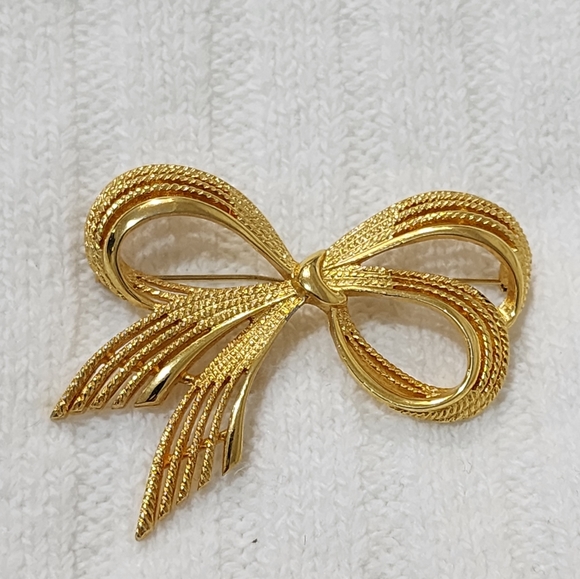 Classic Gold plated Bow Tie Brooch 🎀 - Picture 6 of 6